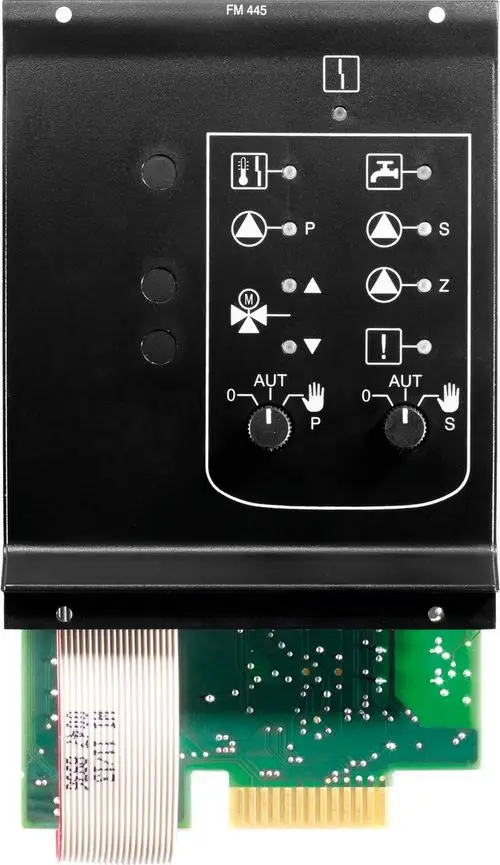 Schwarze Frontplatte von Bosch mit mehreren Schaltern und Anzeigen. Die Unterseite zeigt eine elektrische Anschlussplatine mit einer Flachbandkabelverbindung.